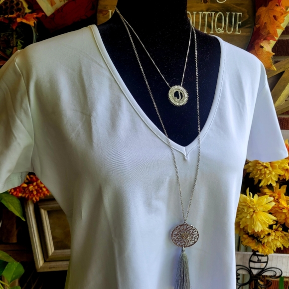 Mangdiup V-neck Top - Picture 10 of 12